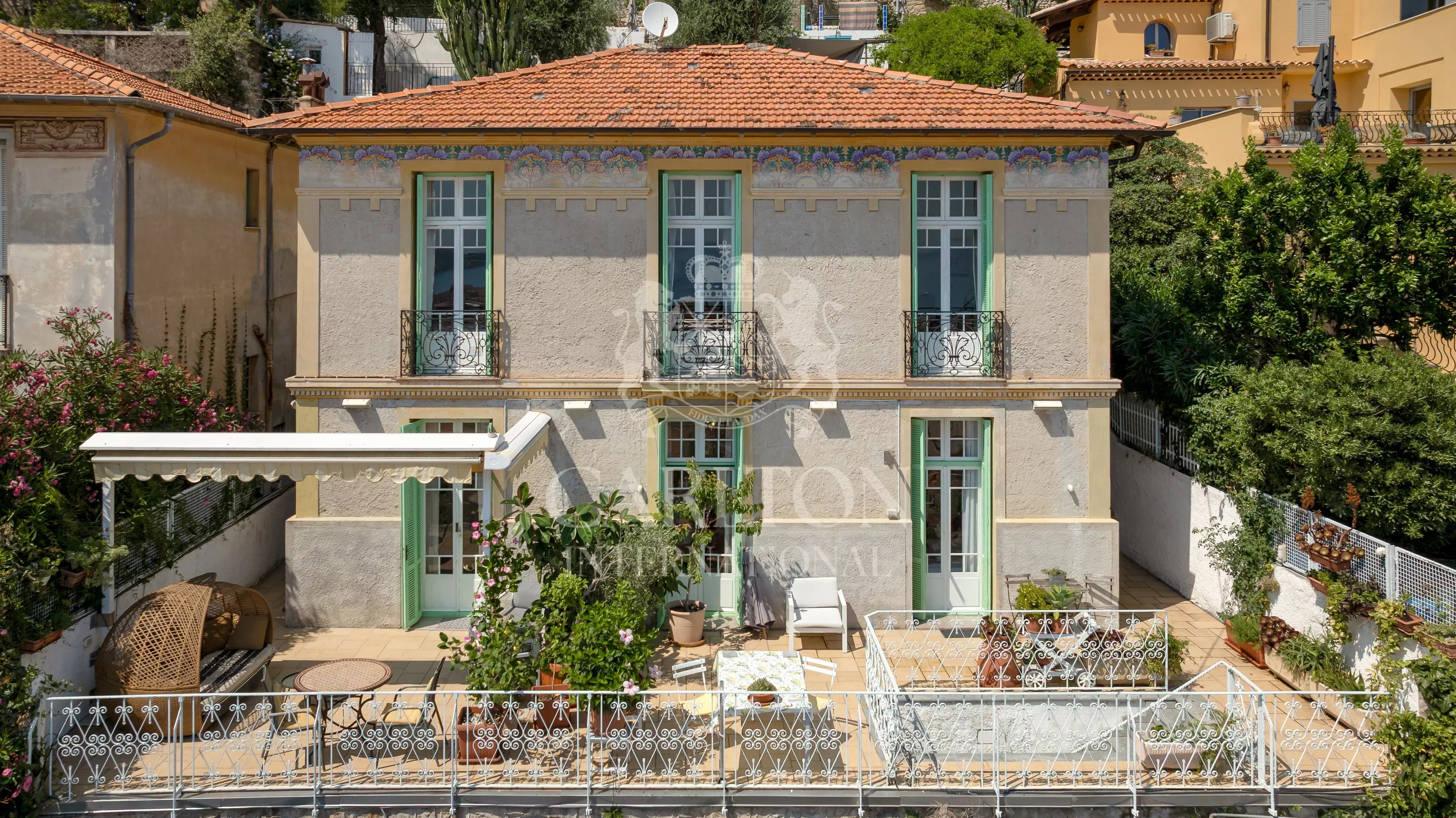 Villa avec vue mer et accès facile au centre-ville - Opportunité d'investissement
