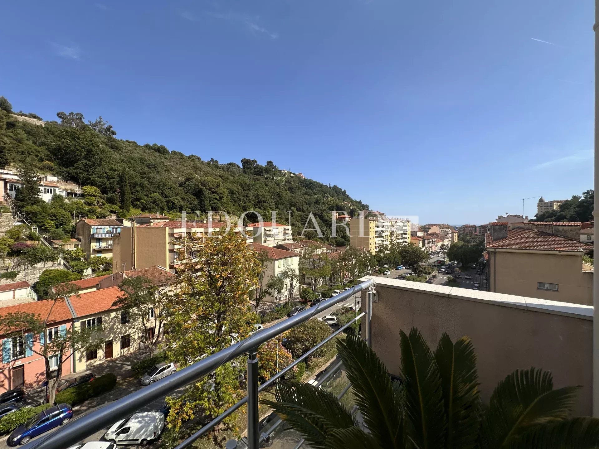 En exclusivité quatre pièces avec terrasse et parking, sur l'entier avant dernier étage d’un immeuble récent
