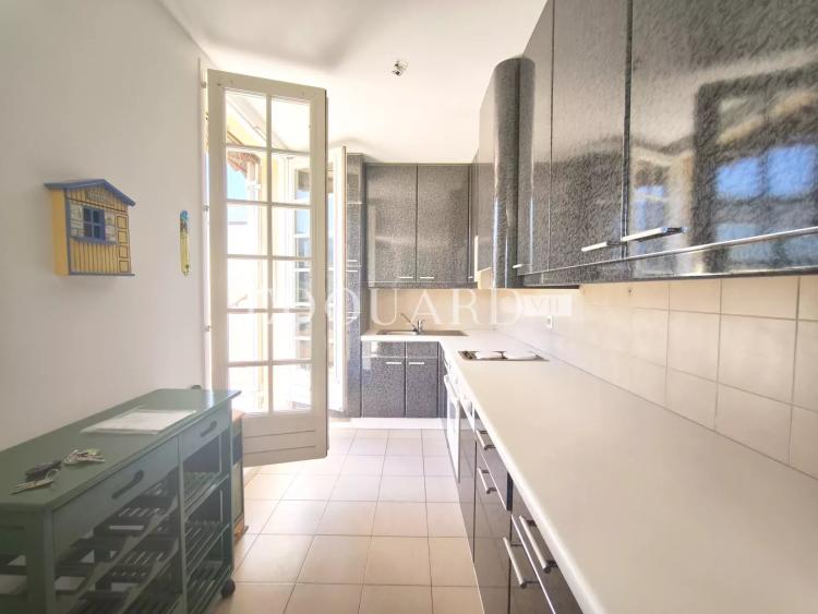 Dans le quartier du Riviera, à vendre grand studio en dernier étage avec terrasse, cave et garage