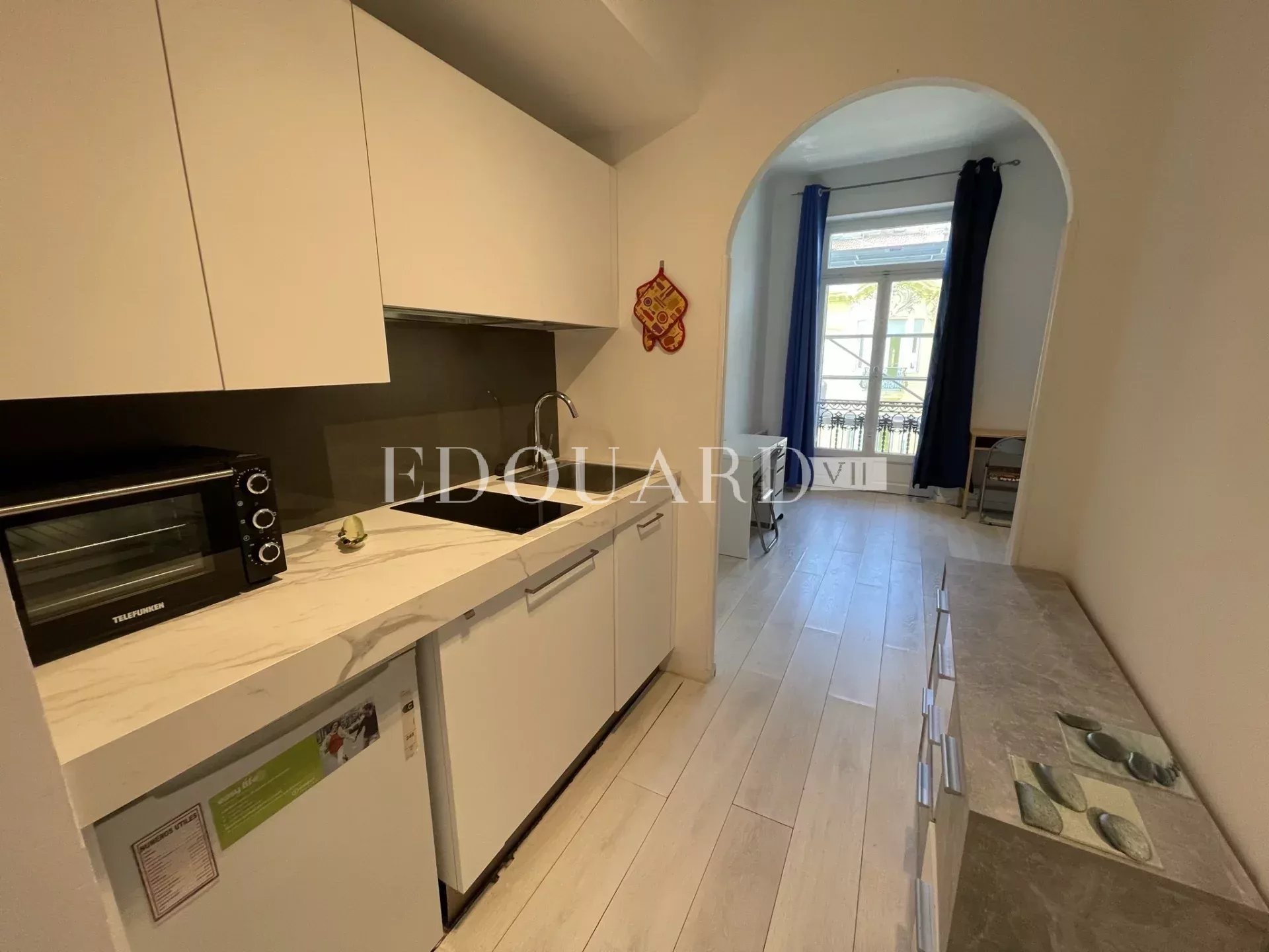 En exclusivité studio avec échappée mer, dans magnifique immeuble bourgeois en plein centre de Menton