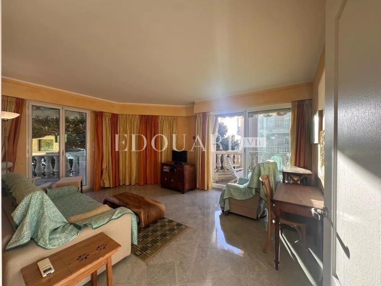 Dans résidence de luxe, deux pièces avec terrasse, balcon, belle vue mer, cave et parking en sous-sol