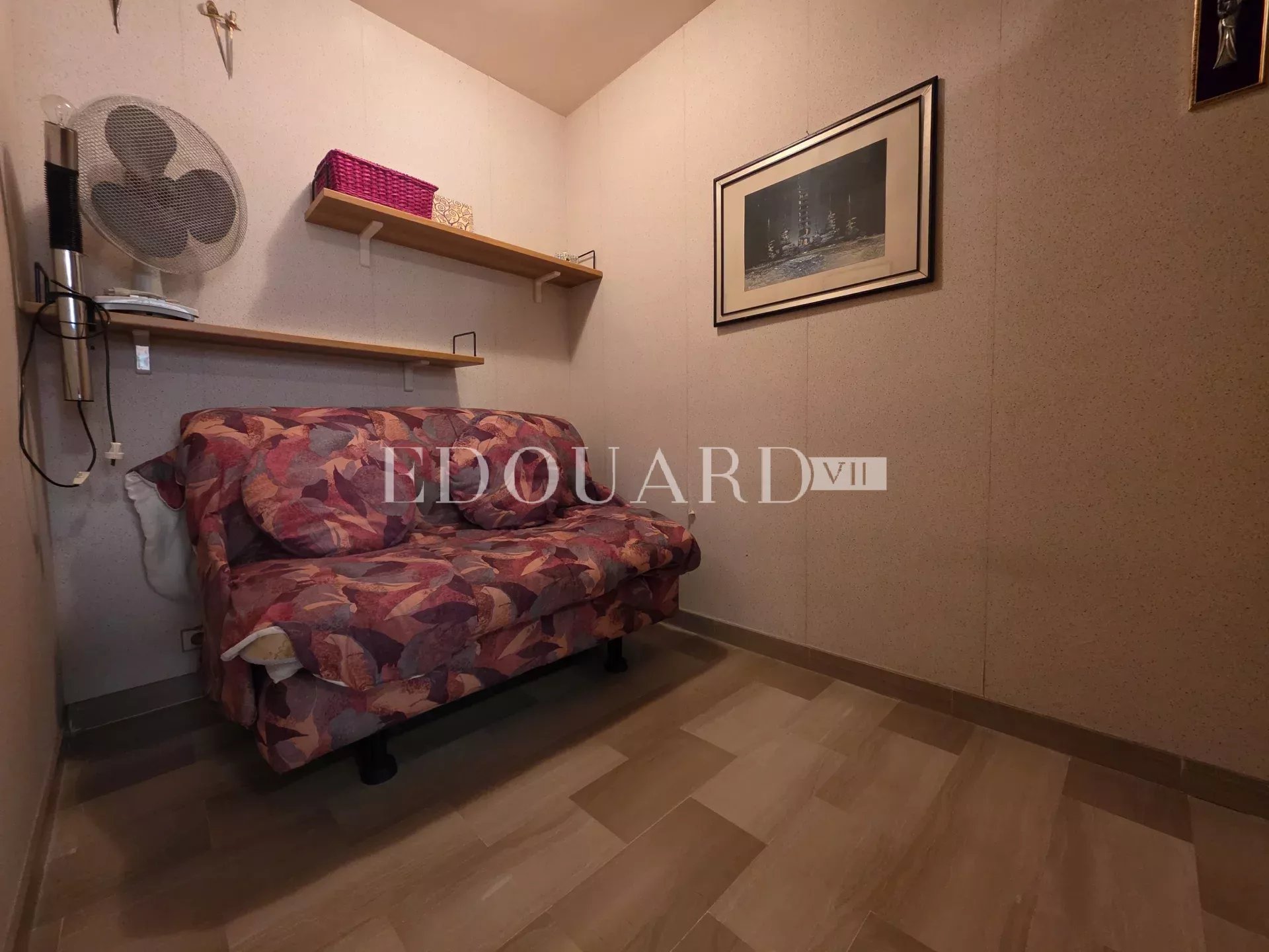 En exclusivité deux pièces en bon état, au premier étage d'un immeuble de standing dans le centre de Menton
