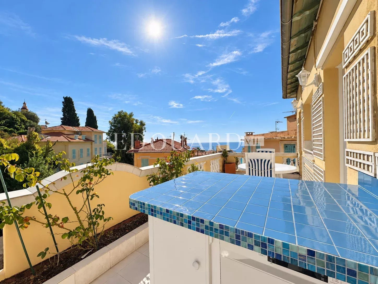 Spacieux deux pièces en bon état avec splendide terrasse et belle vue panoramique jusqu'à la mer