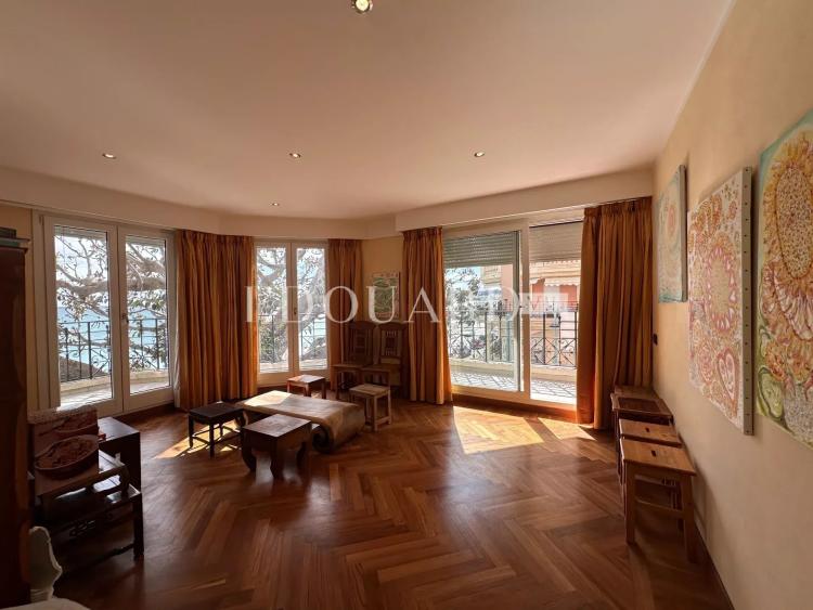 Dans résidence de luxe, deux pièces avec grande terrasse, belle vue mer, cave et parking en sous-sol