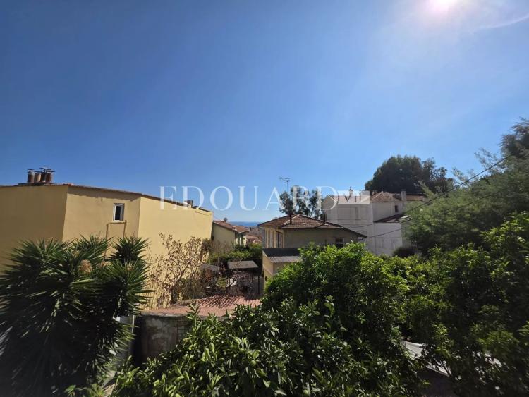En exclusivité trois pièces à vendre avec splendide terrasse et agréable vue panoramique jusqu’à la mer