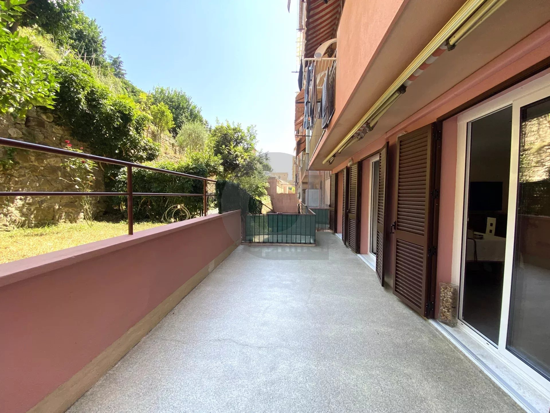 A VENDRE - MENTON CAREÏ - BEAU 3P AVEC CAVE EN BON ETAT TRAVERSANT BALCON TERRASSE ET JARDIN