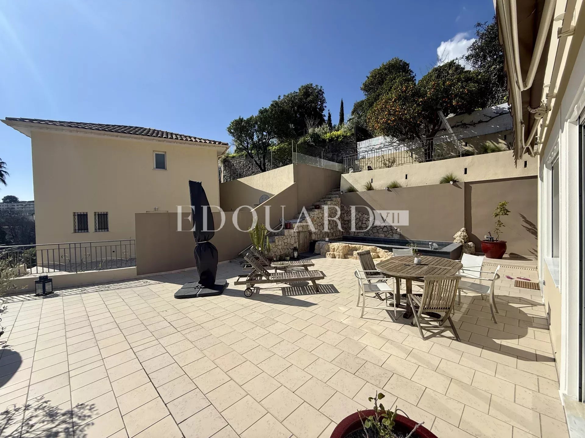 Maison d’exception à vendre à Menton Borrigo avec bassin chauffé, vaste terrasse et belle vue mer panoramique