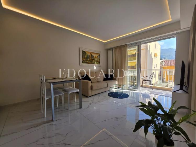 Petit deux pièces en excellent état avec terrasse, dans immeuble contemporain en plein centre de Menton