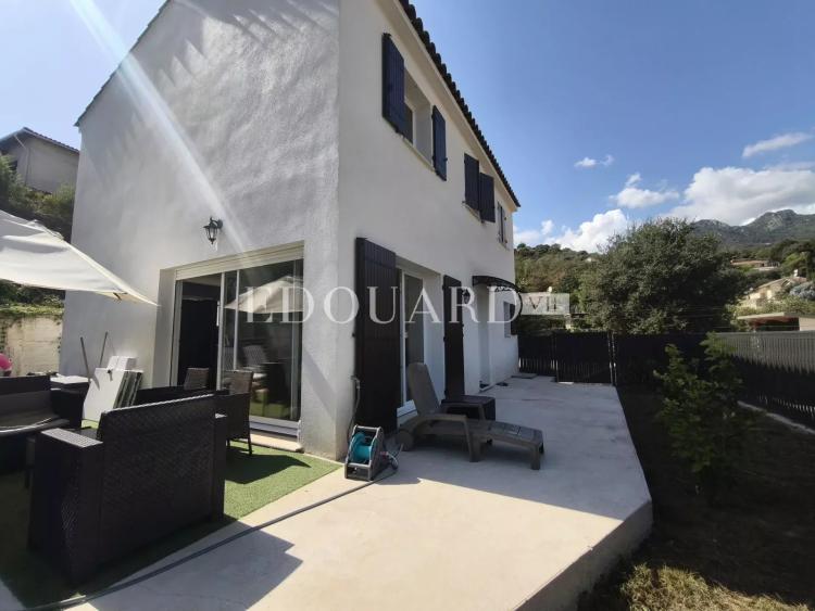 Maison individuelle récente, construite sur 1.200 m² de terrain plat, avec piscine hors sol et 30 m² de garage