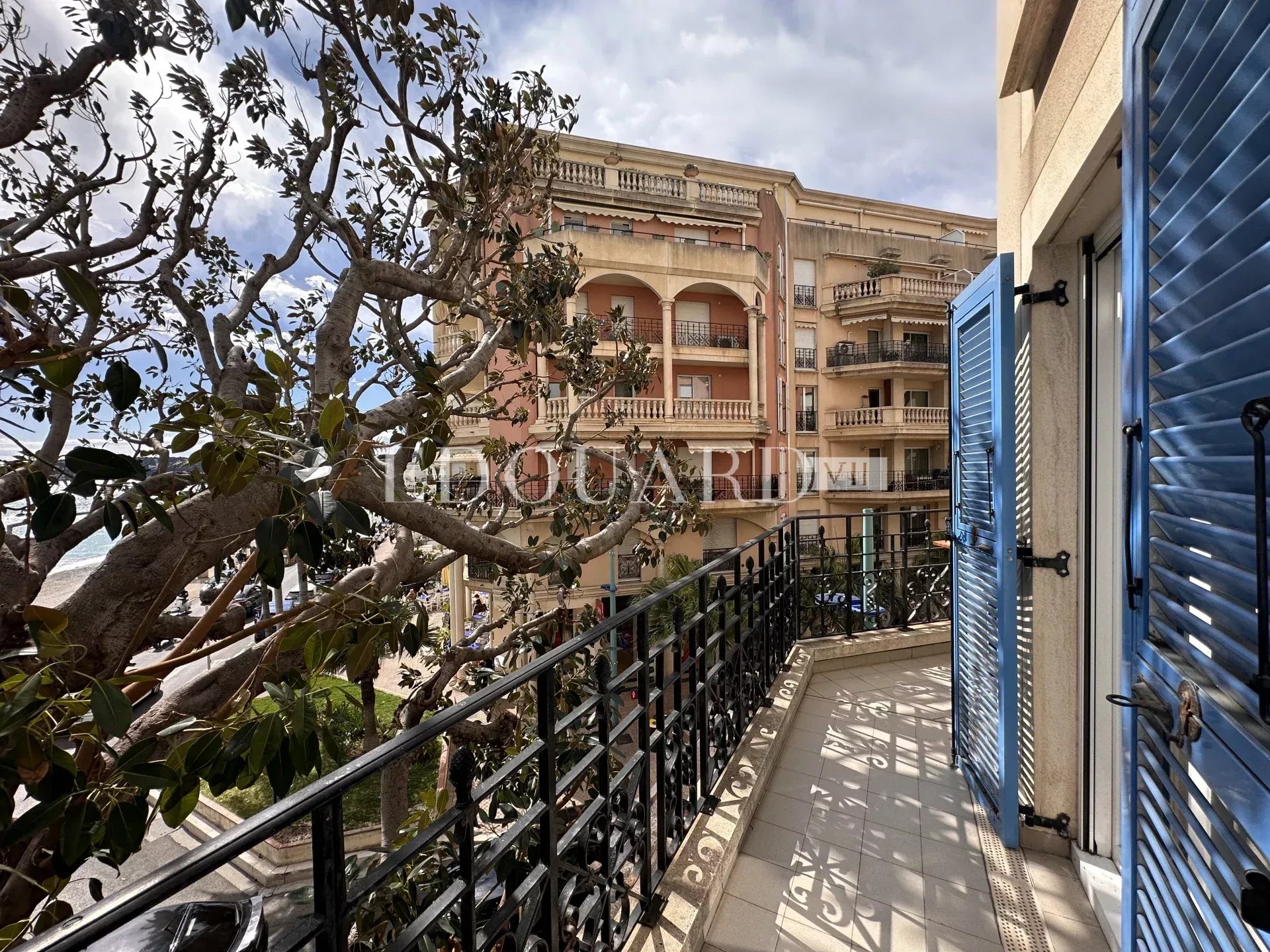 Dans résidence de luxe, deux pièces avec grande terrasse, belle vue mer, cave et parking en sous-sol