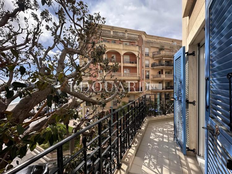 Dans résidence de luxe, deux pièces avec grande terrasse, belle vue mer, cave et parking en sous-sol