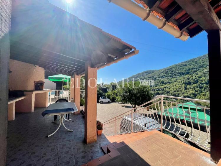 Sur la commune de Gorbio, à vendre maison indépendante avec vaste terrain constructible