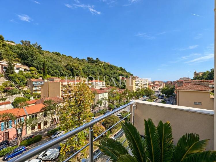 En exclusivité quatre pièces avec terrasse et parking, sur l'entier avant dernier étage d’un immeuble récent