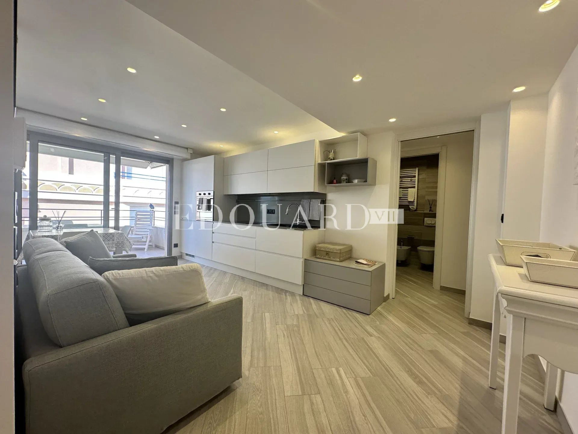 Trois pièces en superbe état avec grande terrasse et possibilité vaste garage, en plein centre de Menton
