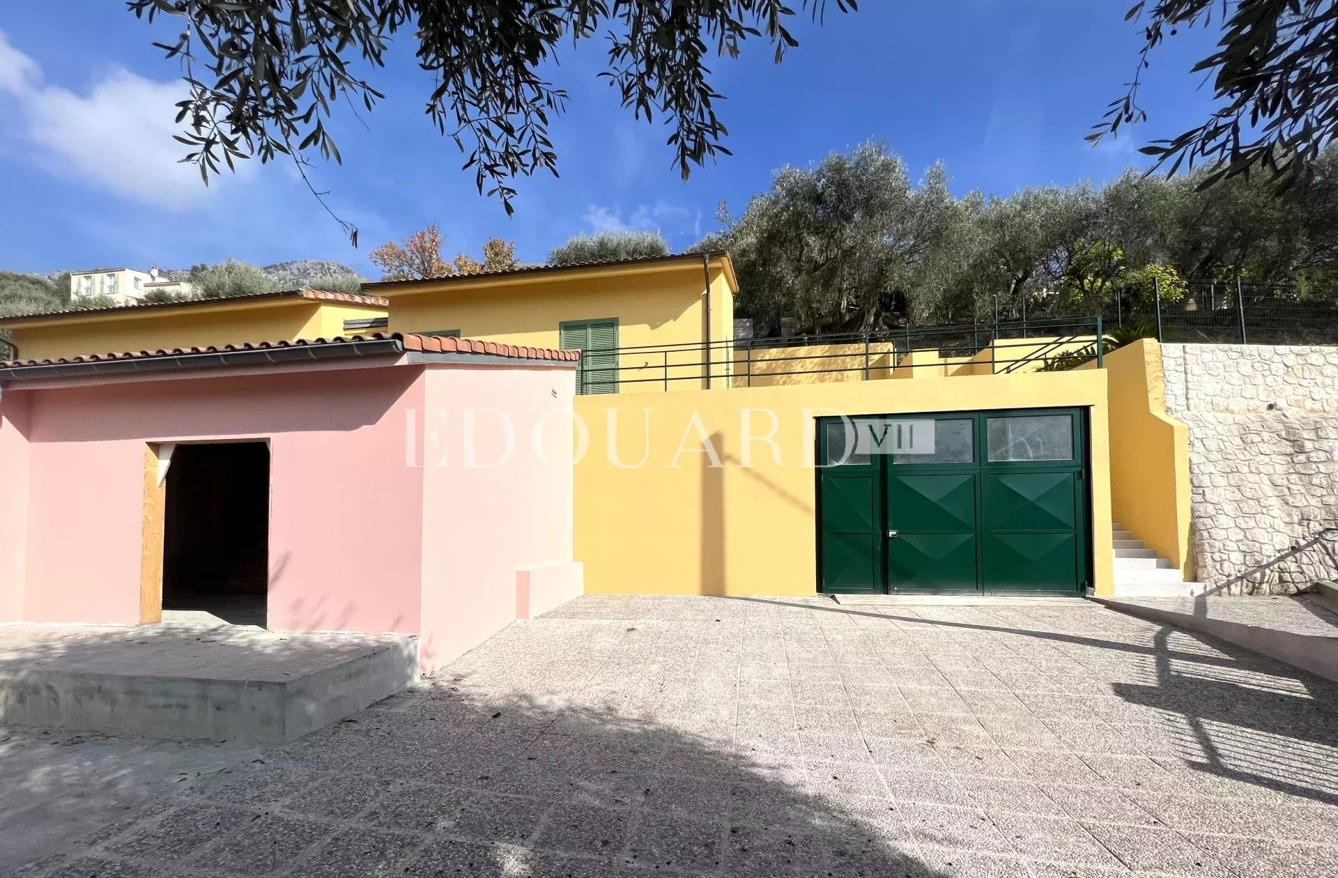 Maisons jumelées en cours de rénovation avec vaste terrain, spacieuses terrasses et belle vue panoramique. Exclusivité