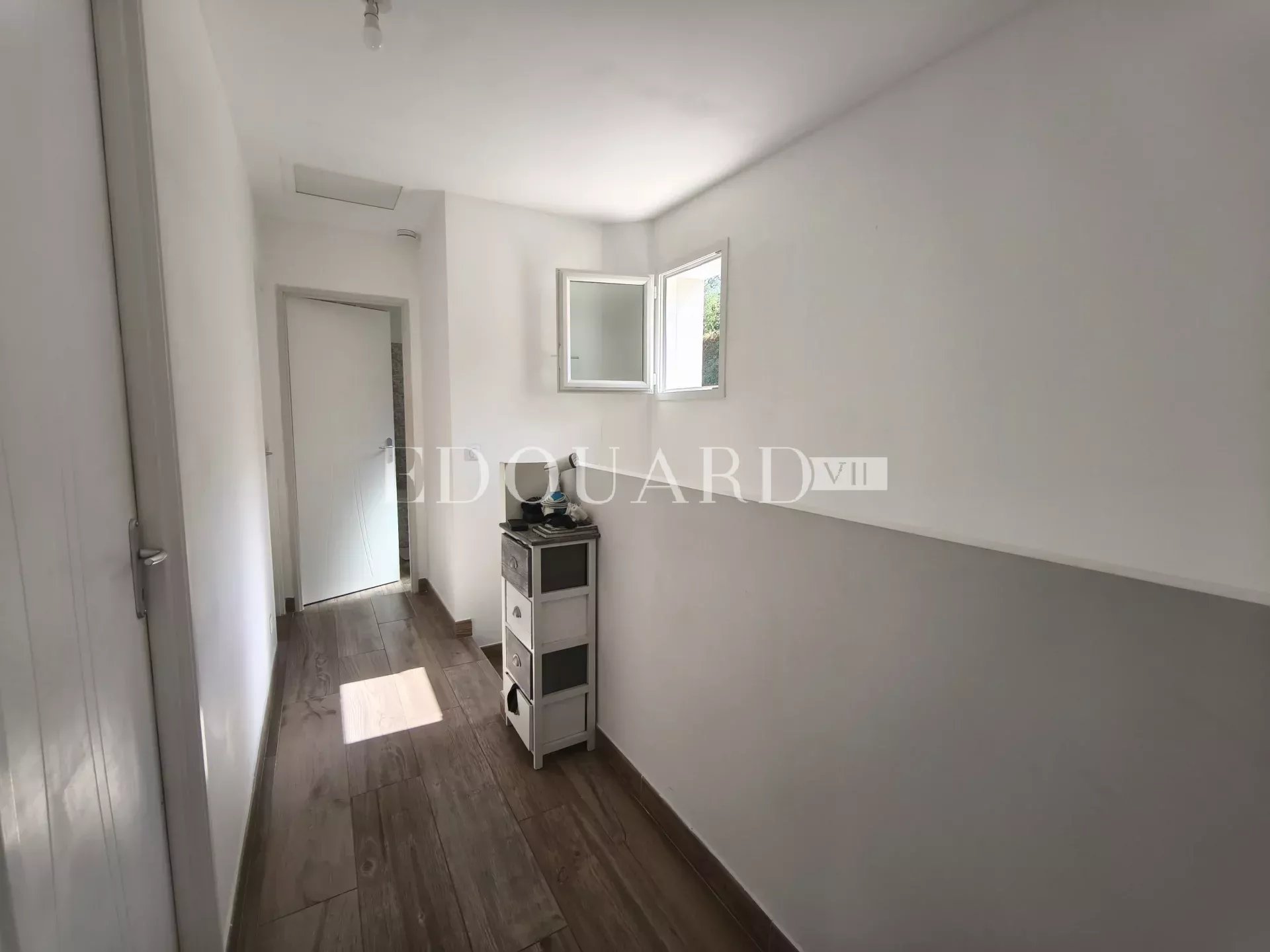 Maison individuelle récente, construite sur 1.200 m² de terrain plat, avec piscine hors sol et 30 m² de garage