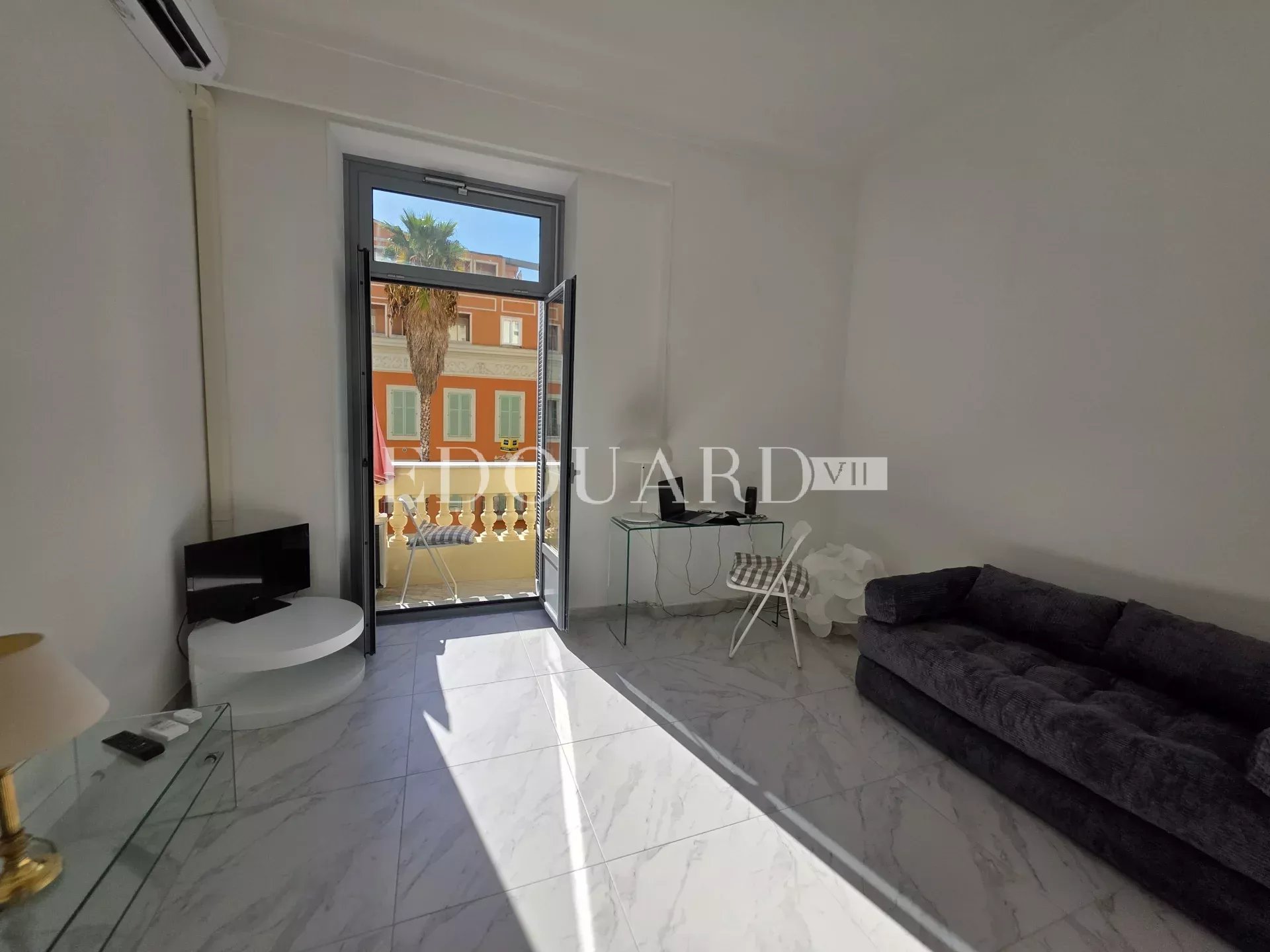 En exclusivité studio en très bon état, dans magnifique immeuble bourgeois avec conciergerie