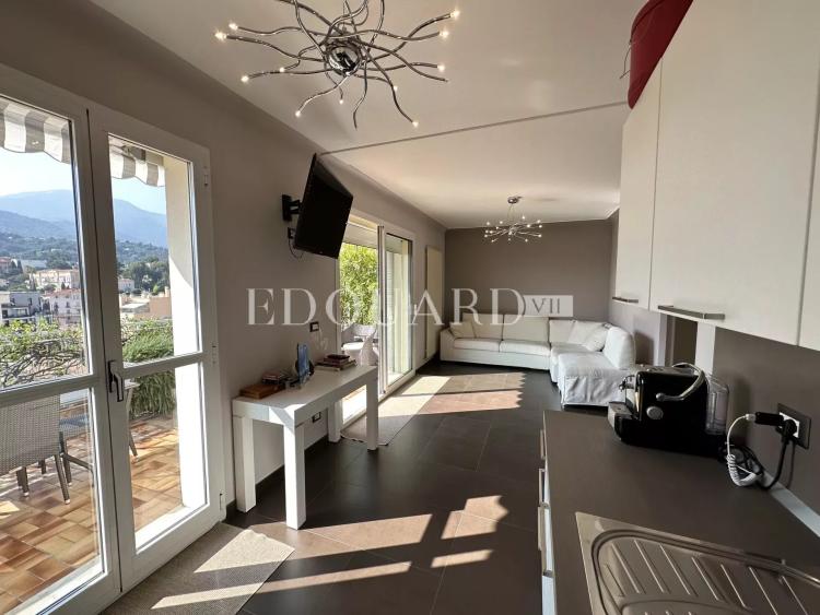 Penthouse avec spectaculaire terrasse, belle vue panoramique jusqu'à la mer, possibilité garage