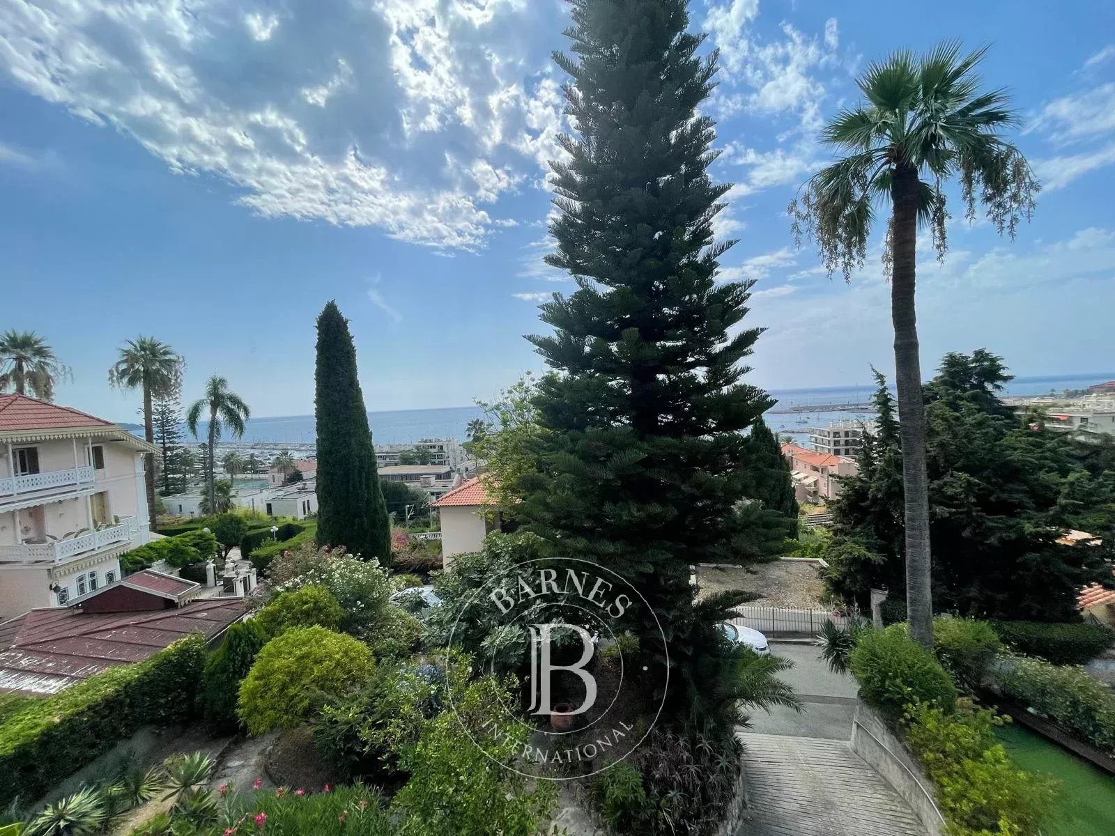 MENTON GARAVAN – RARE OPPORTUNITÉ FONCIÈRE, PERMIS PURGÉ POUR 3 APPARTEMENTS