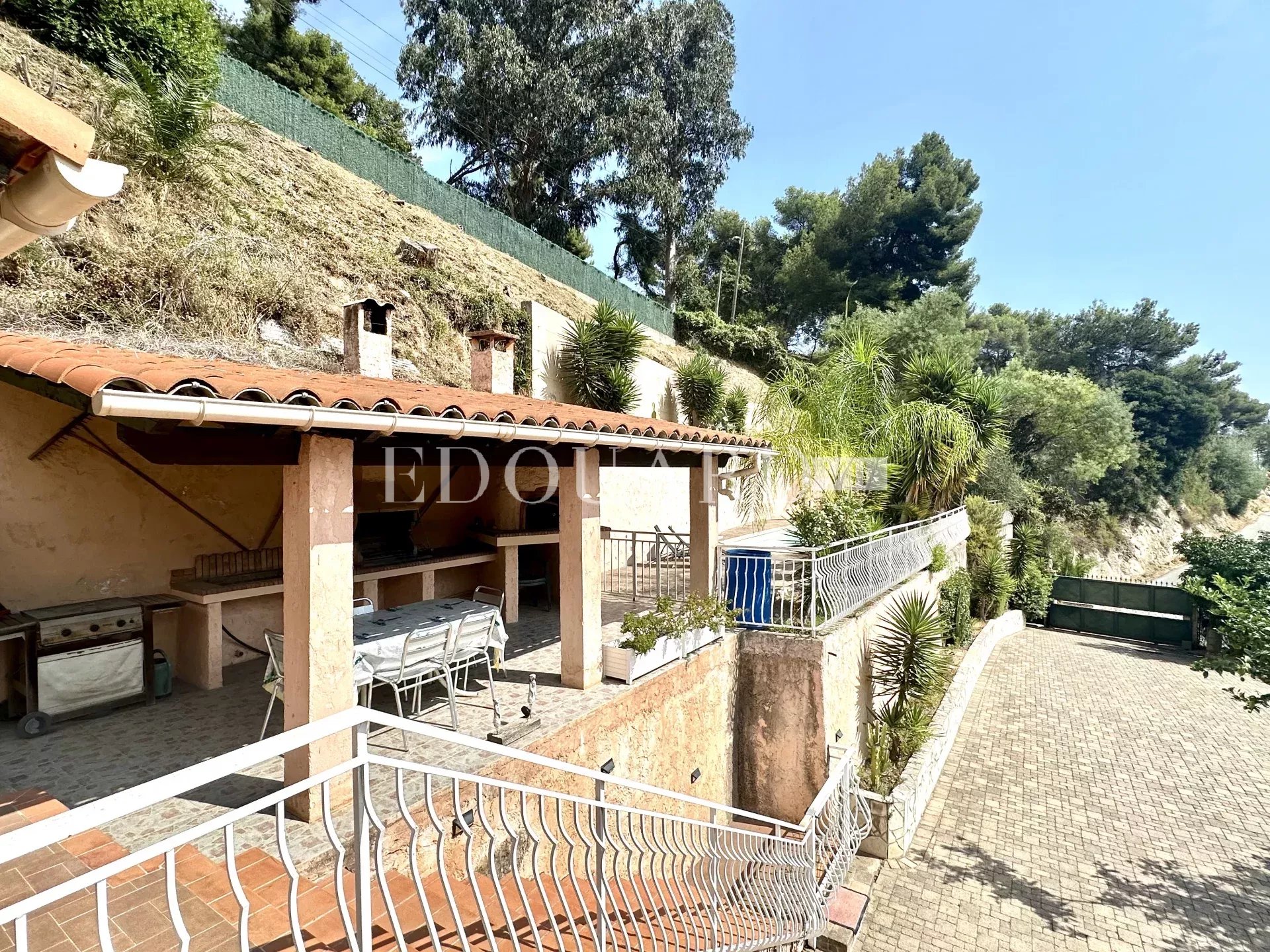 Sur la commune de Gorbio, à vendre maison indépendante avec vaste terrain constructible