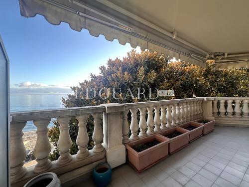 Dans résidence de luxe, deux pièces avec terrasse, balcon, belle vue mer, cave et parking en sous-sol