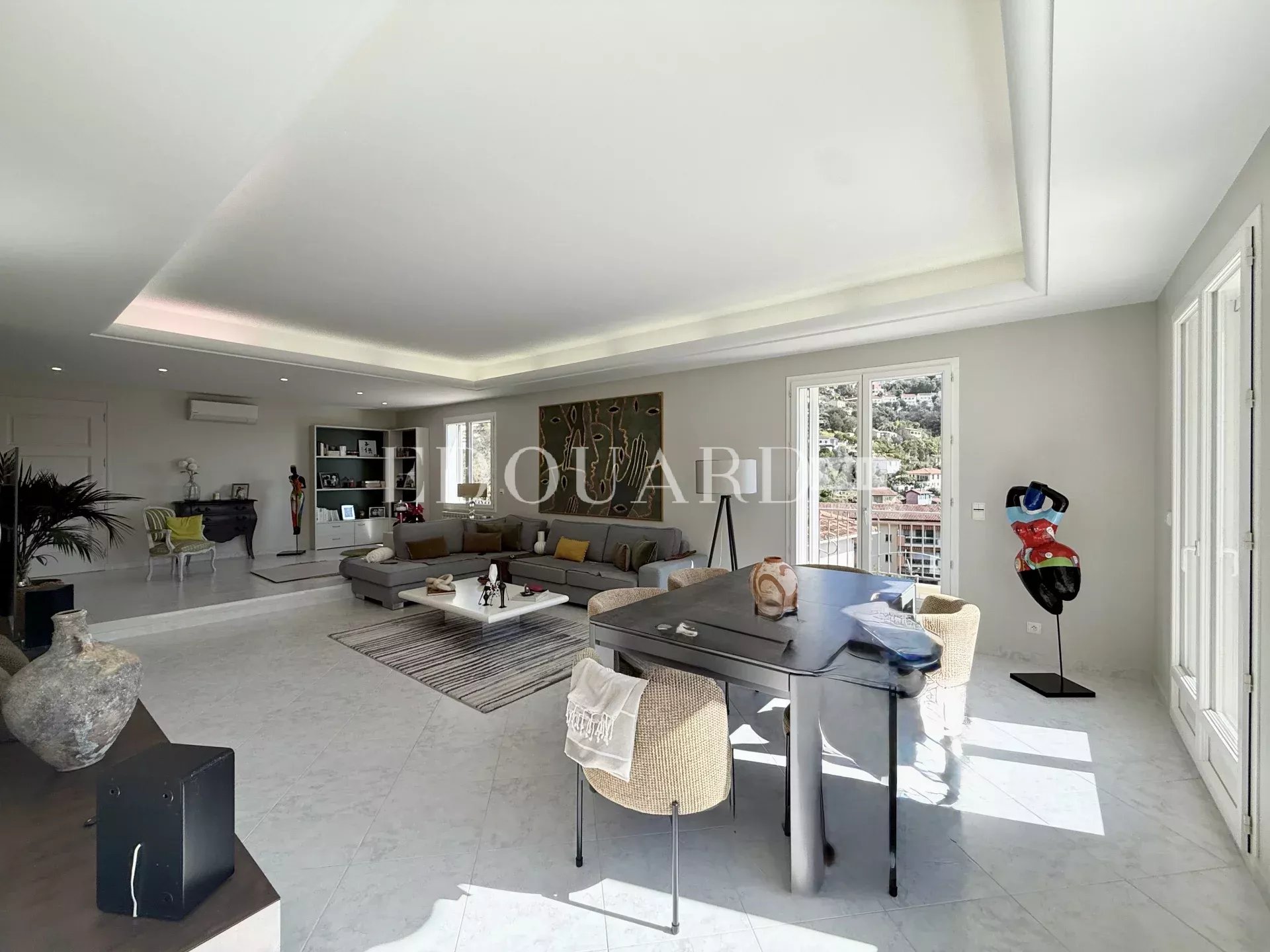 Maison d’exception à vendre à Menton Borrigo avec bassin chauffé, vaste terrasse et belle vue mer panoramique