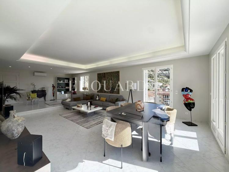 Maison d’exception à vendre à Menton Borrigo avec bassin chauffé, vaste terrasse et belle vue mer panoramique