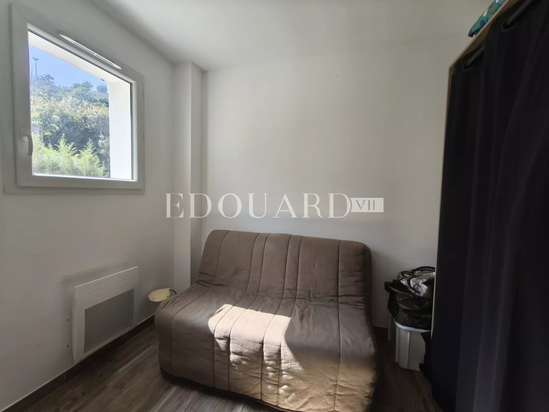 Maison individuelle récente, construite sur 1.200 m² de terrain plat, avec piscine hors sol et 30 m² de garage
