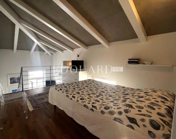 En exclusivité petit trois pièces en très bon état avec deux chambres en mezzanine, proche commerces et écoles