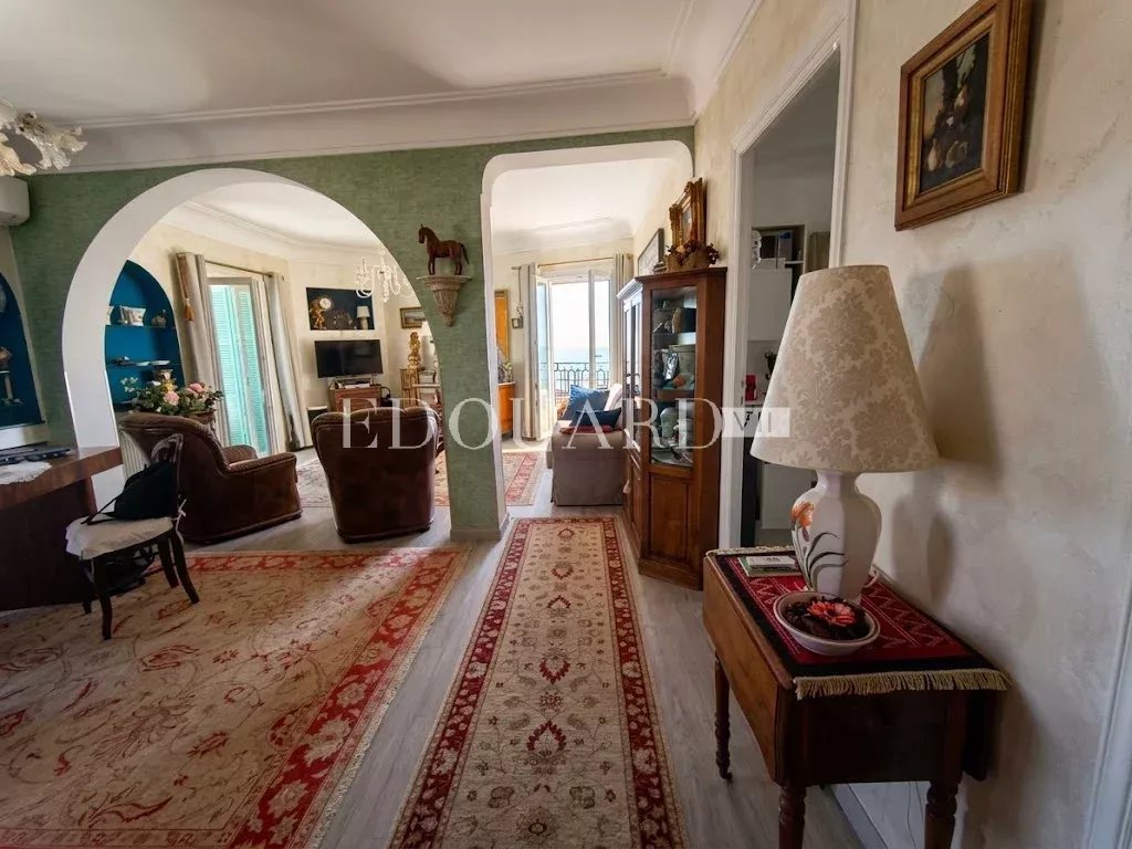 Face à la mer et au Casino Barrière de Menton, deux pièces d'exception en dernier étage avec vue féerique