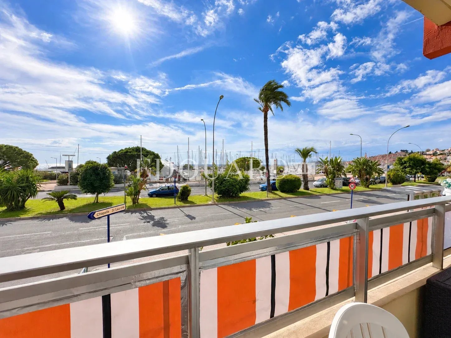 Face au port de plaisance de Menton, en exclusivité studio rénové avec terrasse et agréable vue mer