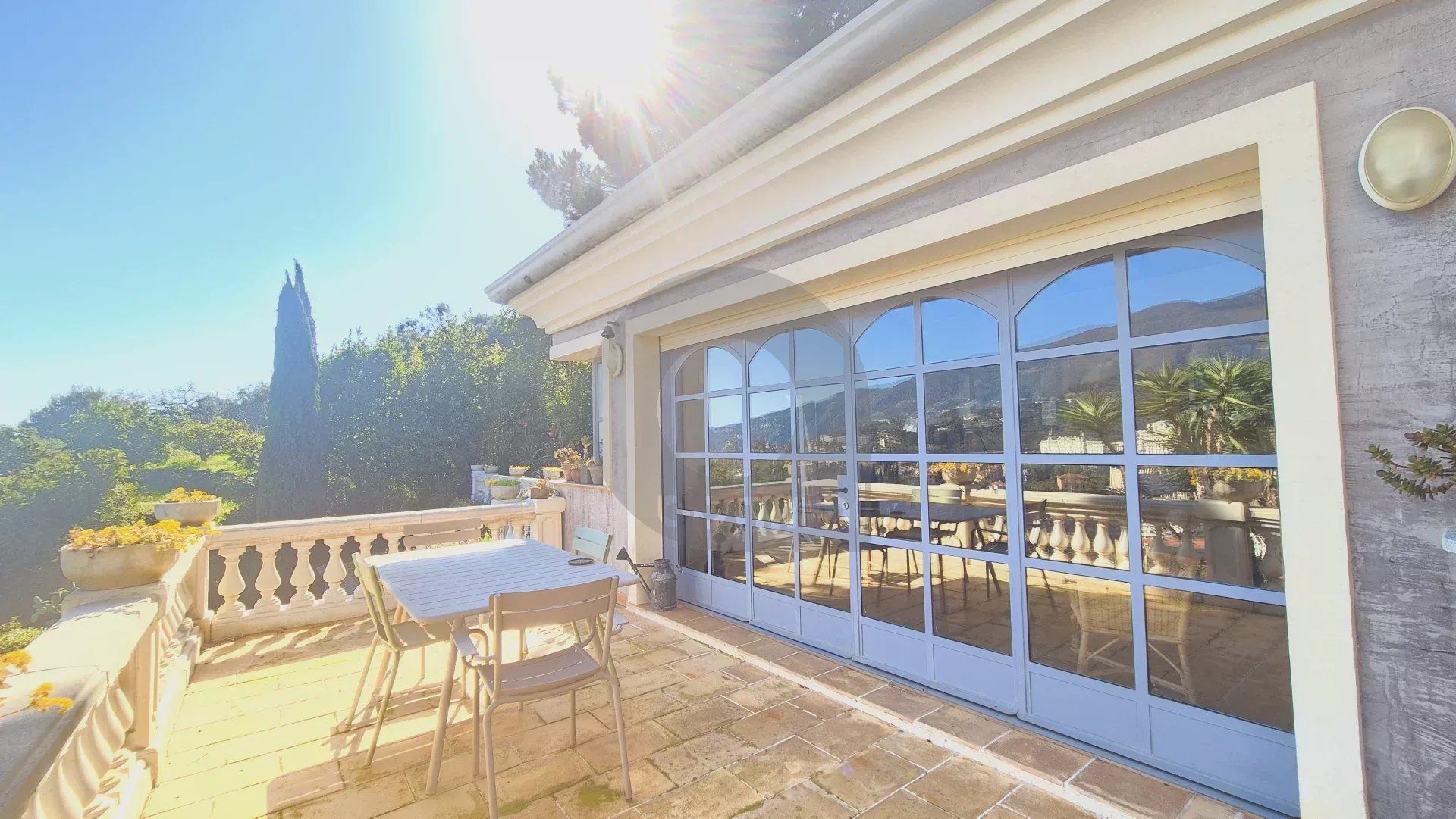 Élégante Villa avec Vue Panoramique – Menton, Quartier Résidentiel