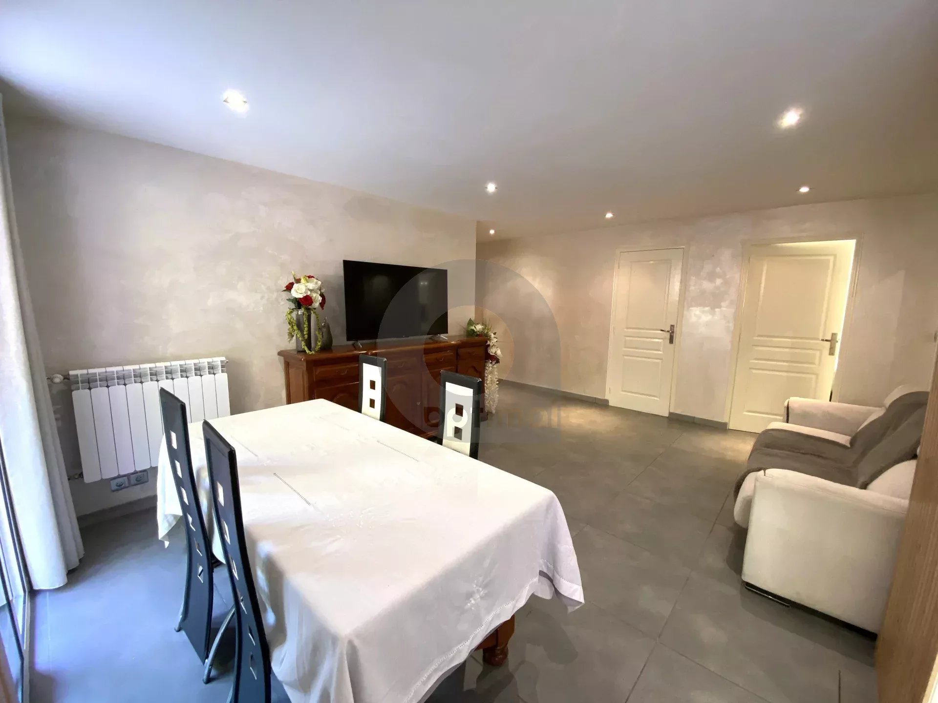 A VENDRE - MENTON CAREÏ - BEAU 3P AVEC CAVE EN BON ETAT TRAVERSANT BALCON TERRASSE ET JARDIN