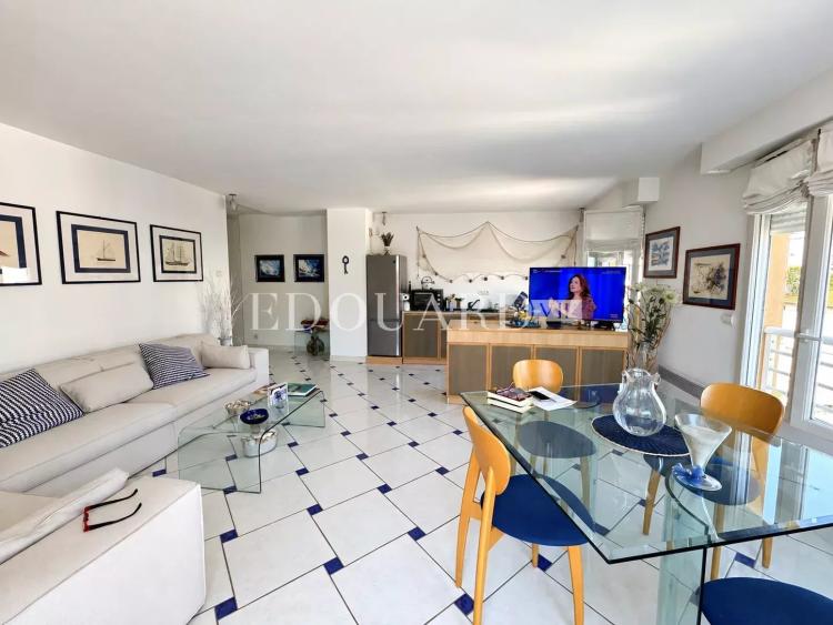 En exclusivité trois pièces à vendre avec terrasse, belle vue dégagée et garage