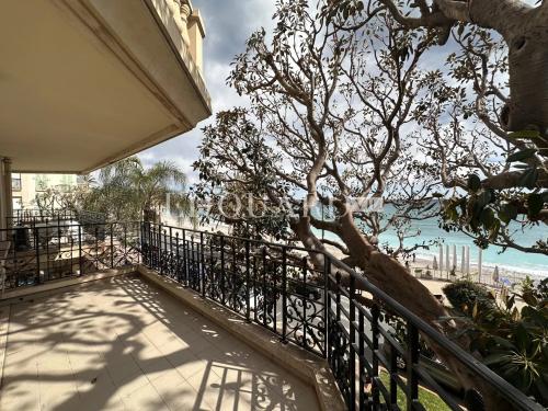Dans résidence de luxe, deux pièces avec grande terrasse, belle vue mer, cave et parking en sous-sol