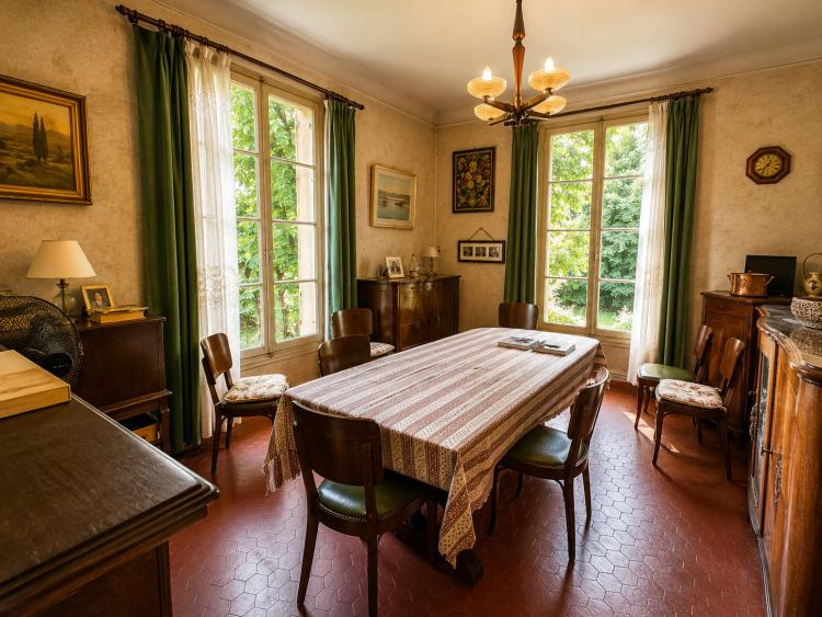 Menton – Villa de caractère à rénover avec jardin, quatre chambres et deux garages