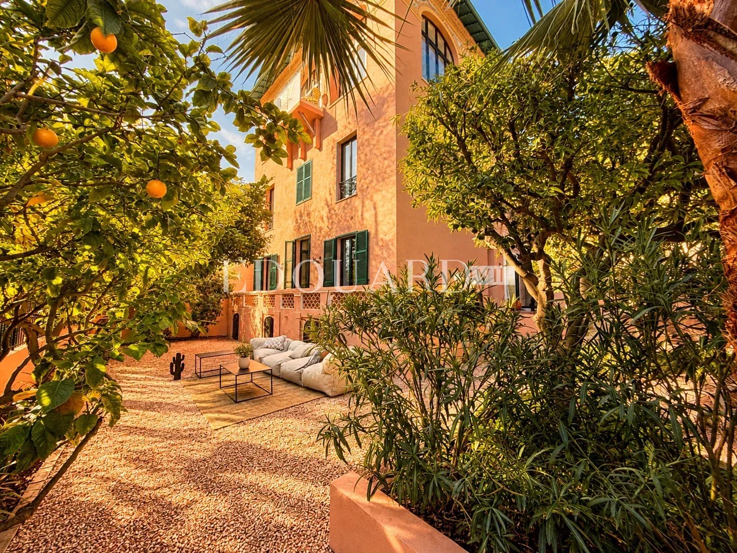 Demeure d’exception avec jardin, piscine, jacuzzi et panorama extraordinaire sur la baie de Menton