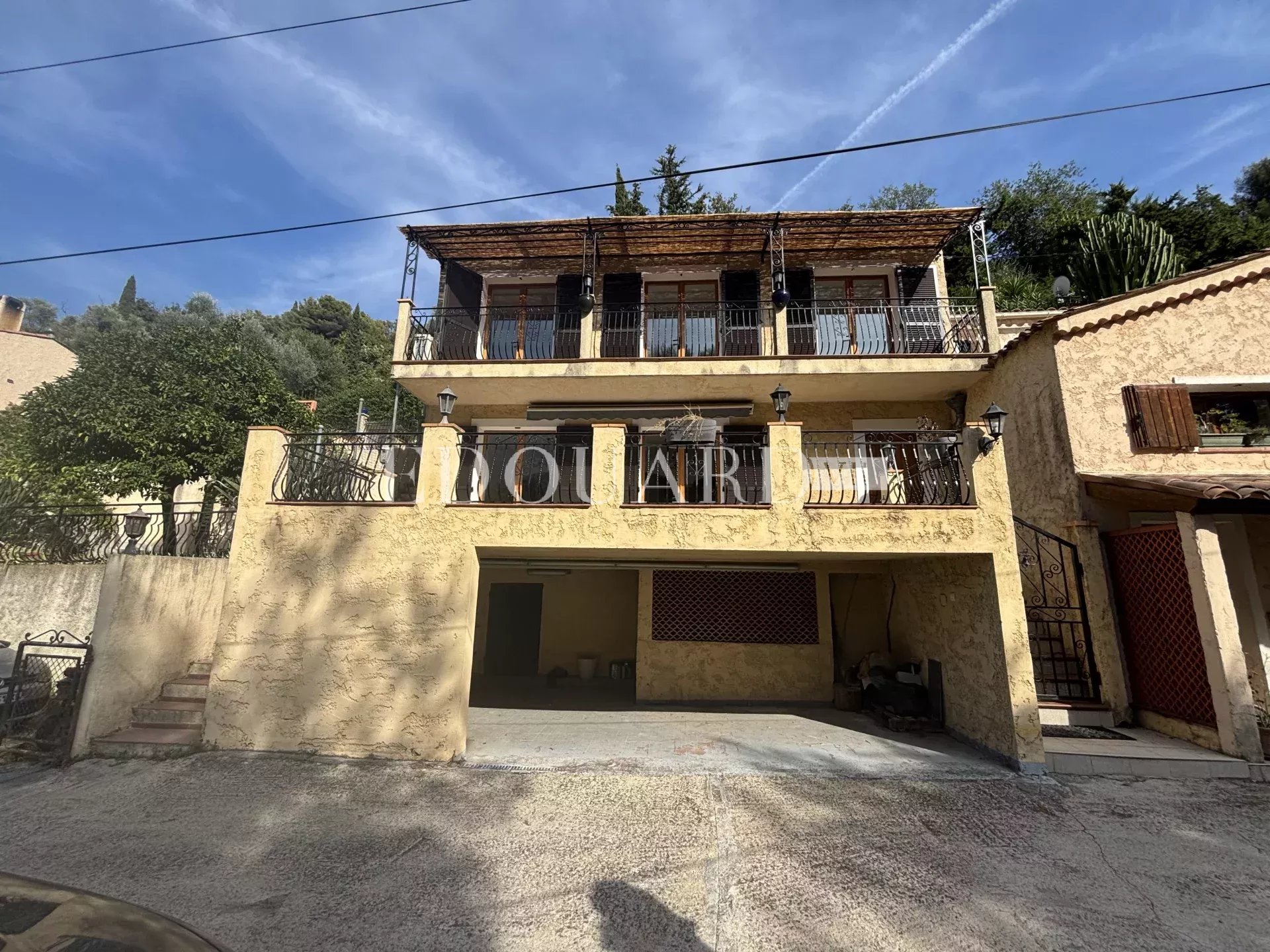 En exclusivité maison provençale à vendre avec appartement indépendante, piscine et grand jardin