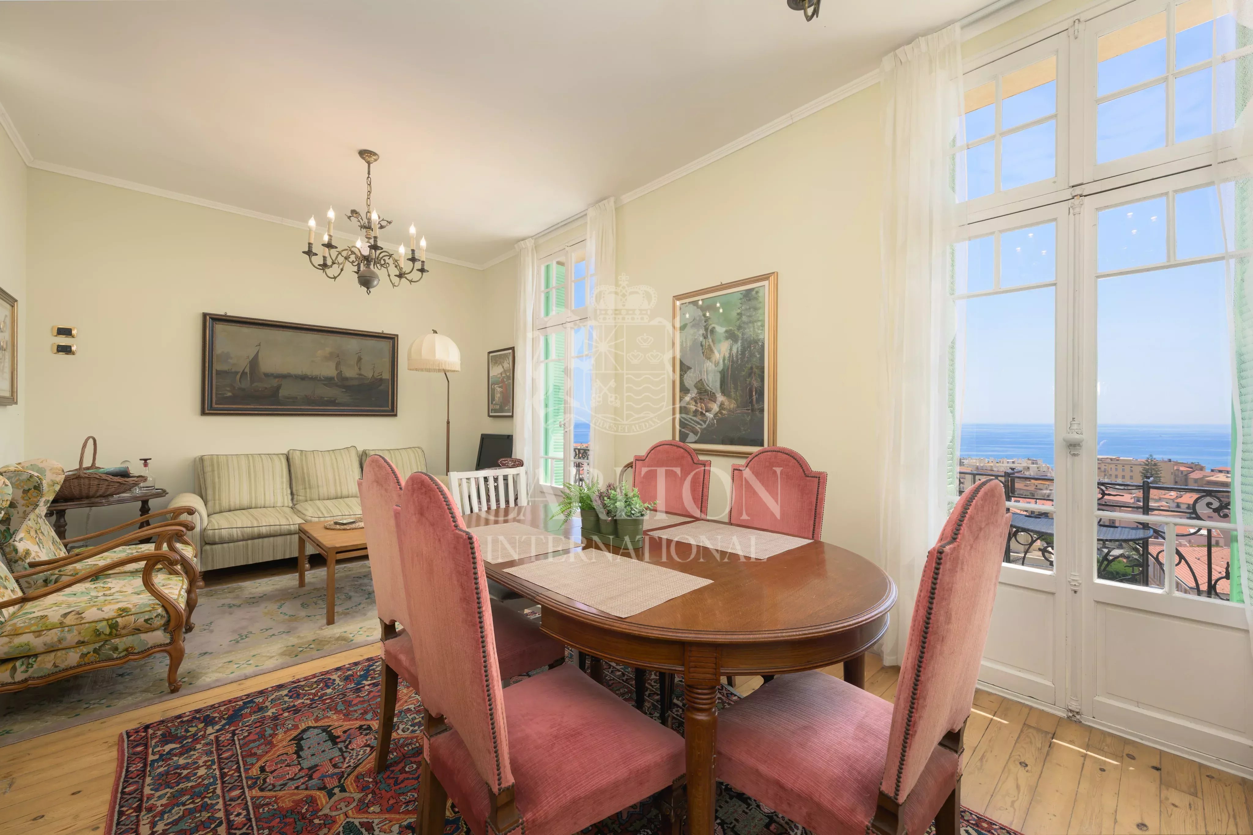 Villa avec vue mer et accès facile au centre-ville - Opportunité d'investissement