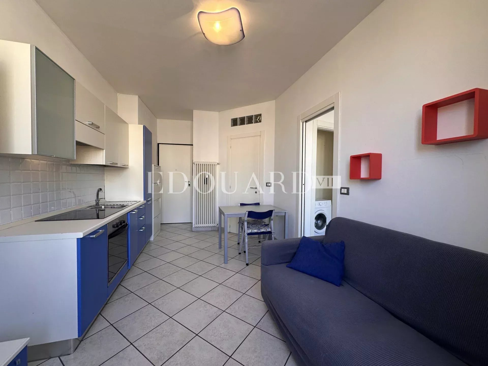 En exclusivité deux pièces en bon état dans magnifique immeuble bourgeois en plein centre de Menton