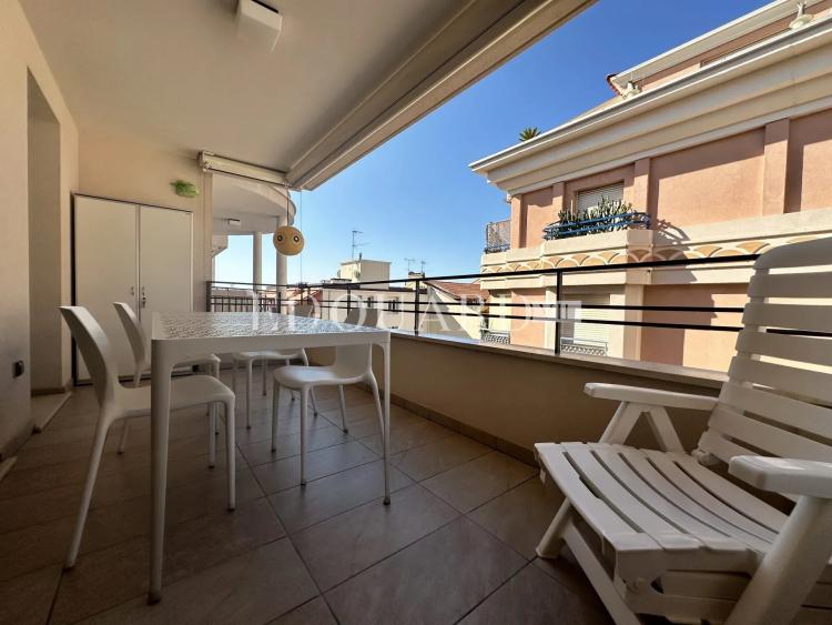 Trois pièces en superbe état avec grande terrasse et possibilité vaste garage, en plein centre de Menton
