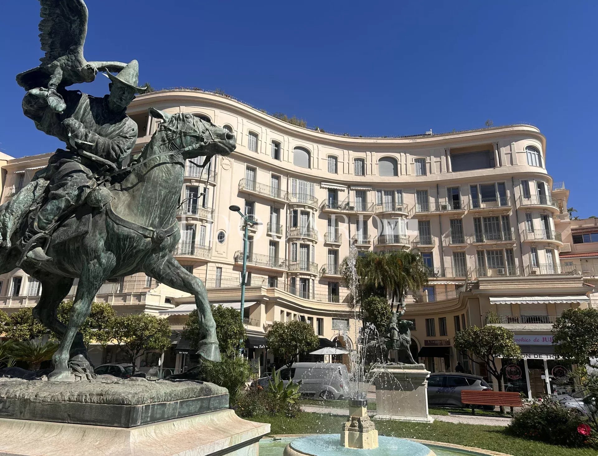 En exclusivité deux pièces en bon état dans magnifique immeuble bourgeois en plein centre de Menton