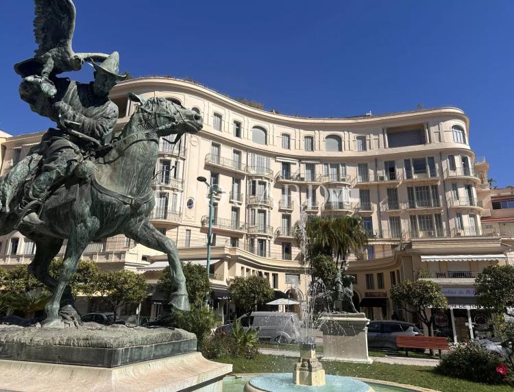En exclusivité deux pièces en bon état dans magnifique immeuble bourgeois en plein centre de Menton