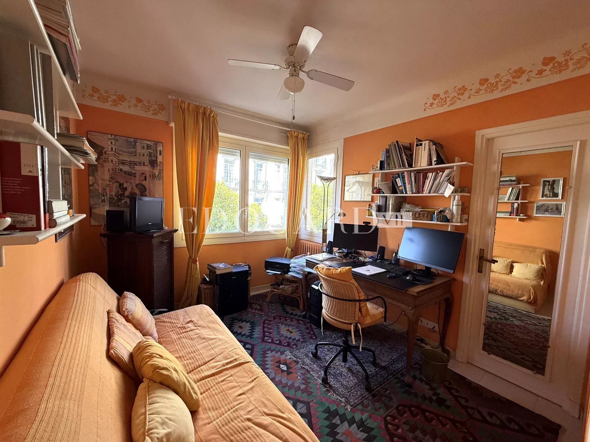 En exclusivité studio en bon état, au deuxième étage d'un immeuble dans le centre de Menton