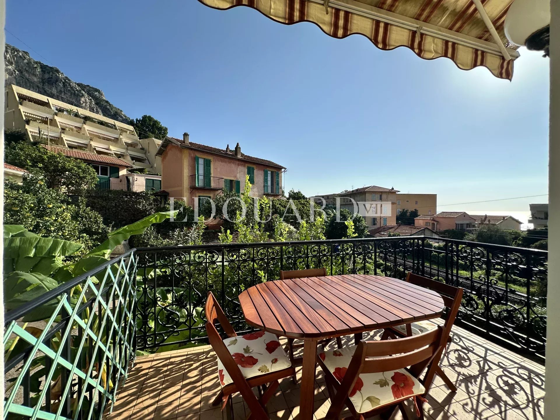 En exclusivité deux pièces avec terrasse et vue panoramique, au cœur du splendide quartier de Garavan