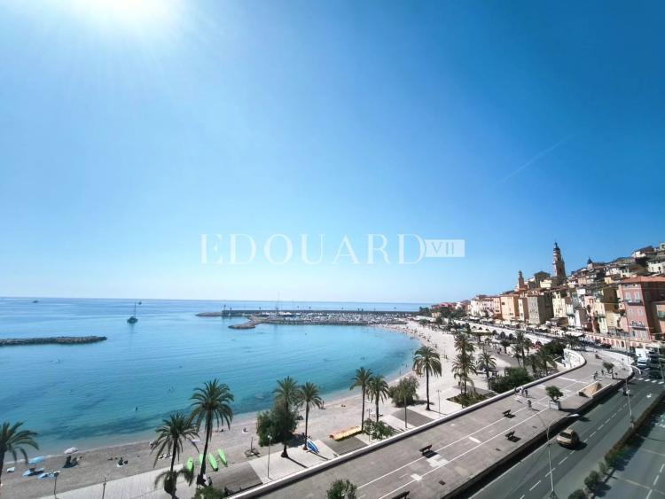En exclusivité grand studio en dernier étage avec splendide vue mer, idéalement situé face aux plages