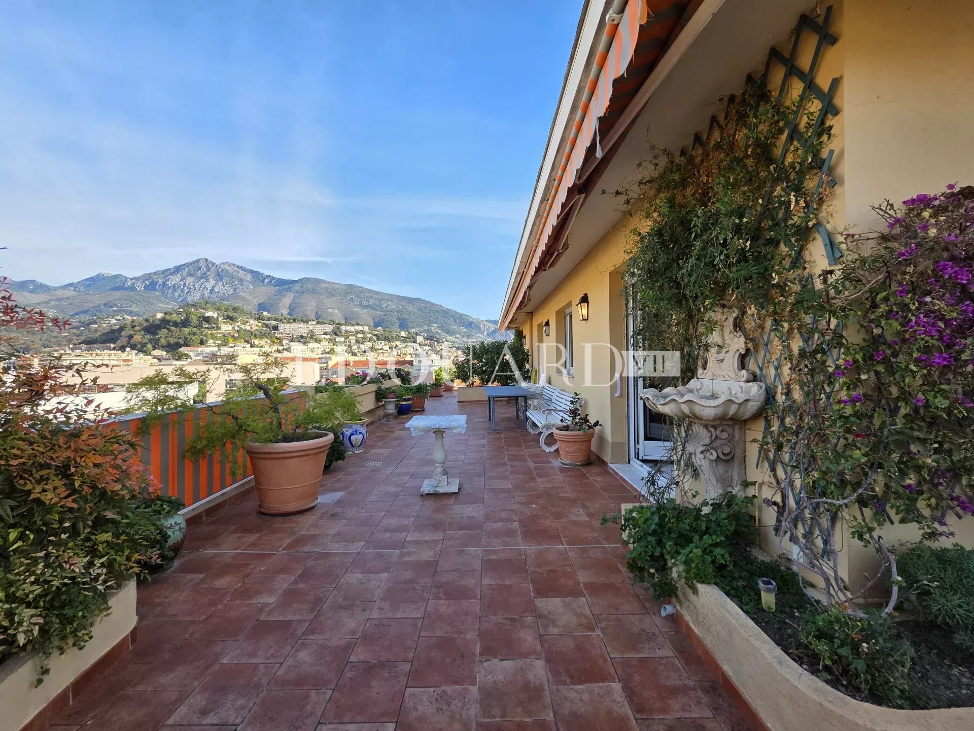 Cinq pièces en dernier étage avec vaste terrasse, belle vue mer et montagnes, cave et garage