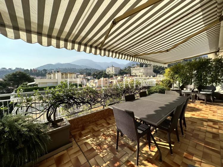 Penthouse avec spectaculaire terrasse, belle vue panoramique jusqu'à la mer, possibilité garage