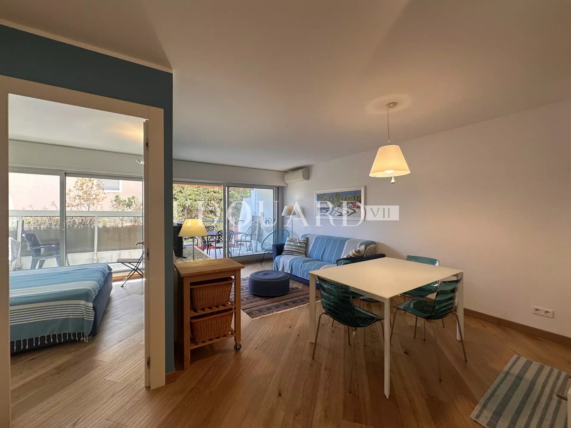 En exclusivité trois pièces en excellent état avec grande terrasse, vue mer et parking, face aux Sablettes