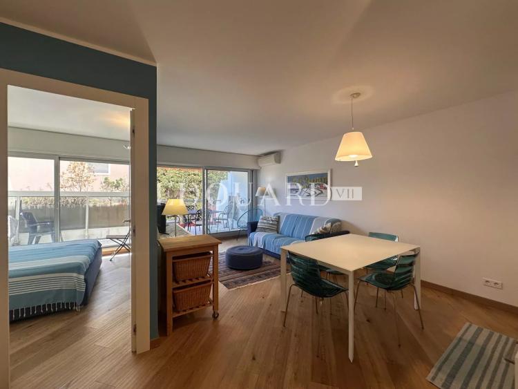 En exclusivité trois pièces en excellent état avec grande terrasse, vue mer et parking, face aux Sablettes